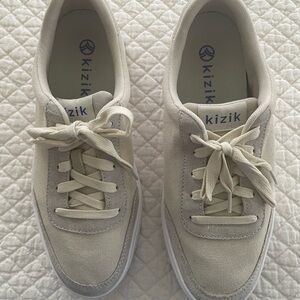 Kizik Cream Canvas Sneakers Men’s 7.5 Women’s 9 Wide Tennis Shoes